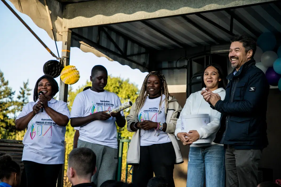 Groupe de personnes sur une scène lors d'un événement.