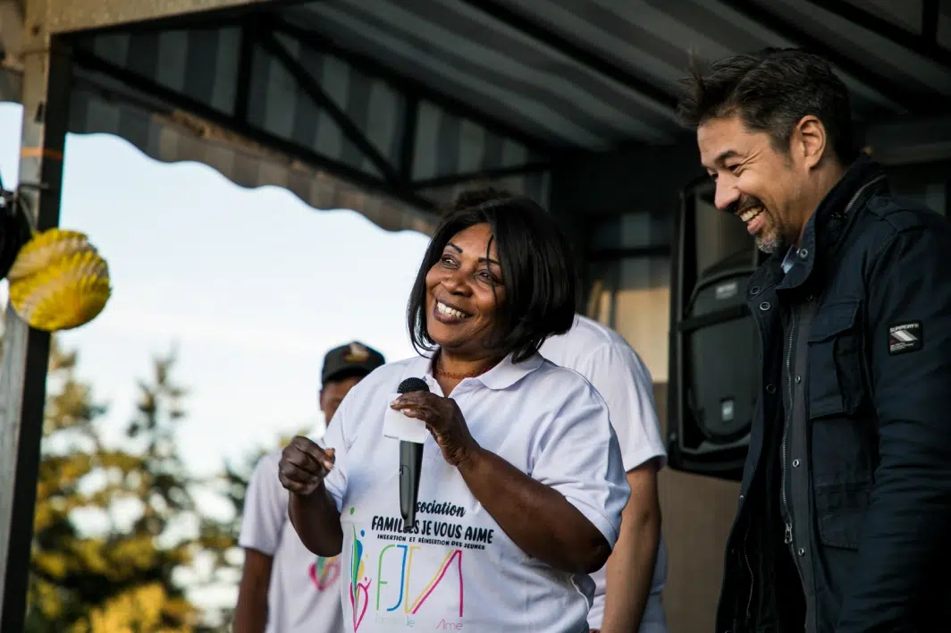 Deux personnes souriantes lors d'un événement