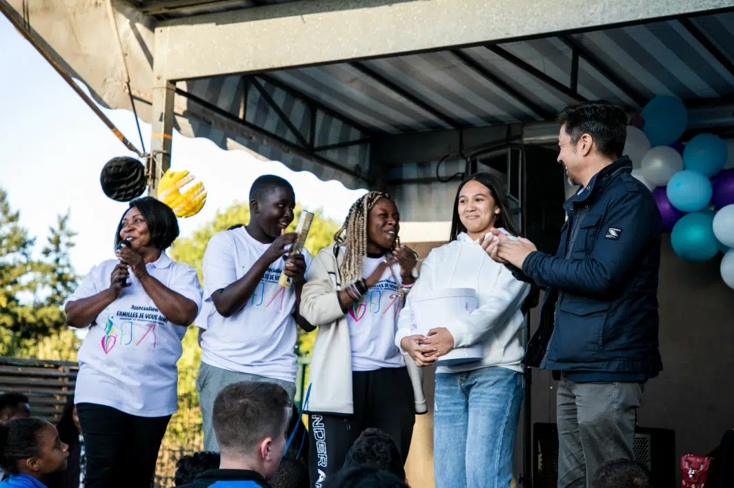 Groupe de personnes sur une scène en plein air