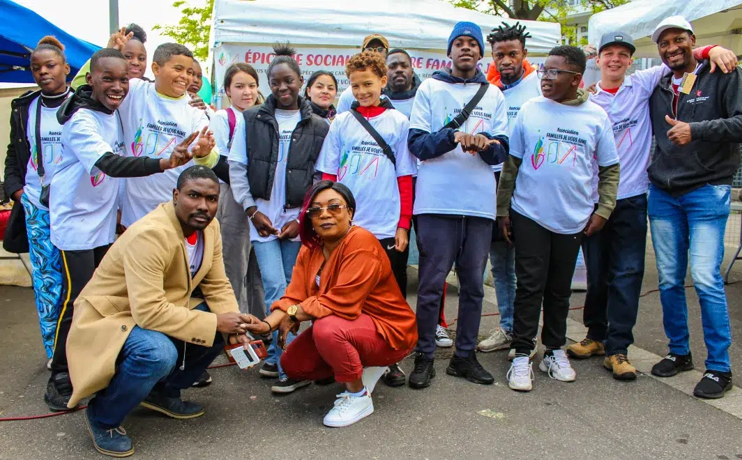 Groupe de personnes portant des t-shirts associatifs