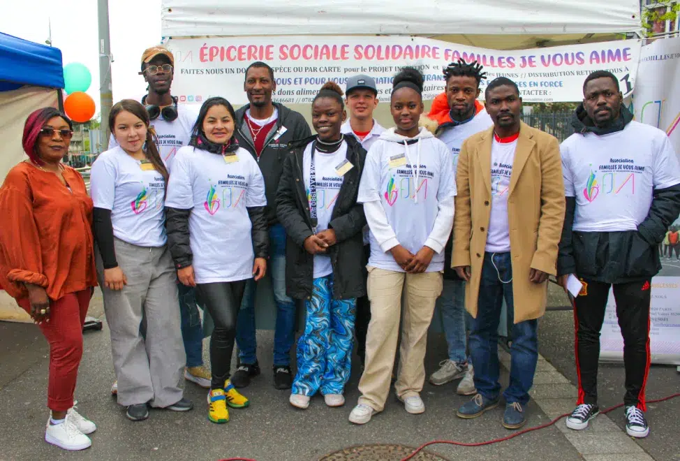 Groupe de personnes devant une bannière d'association