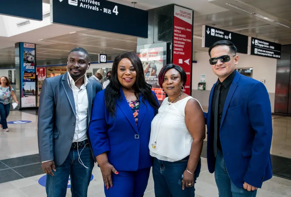 Quatre personnes posant à l'aéroport