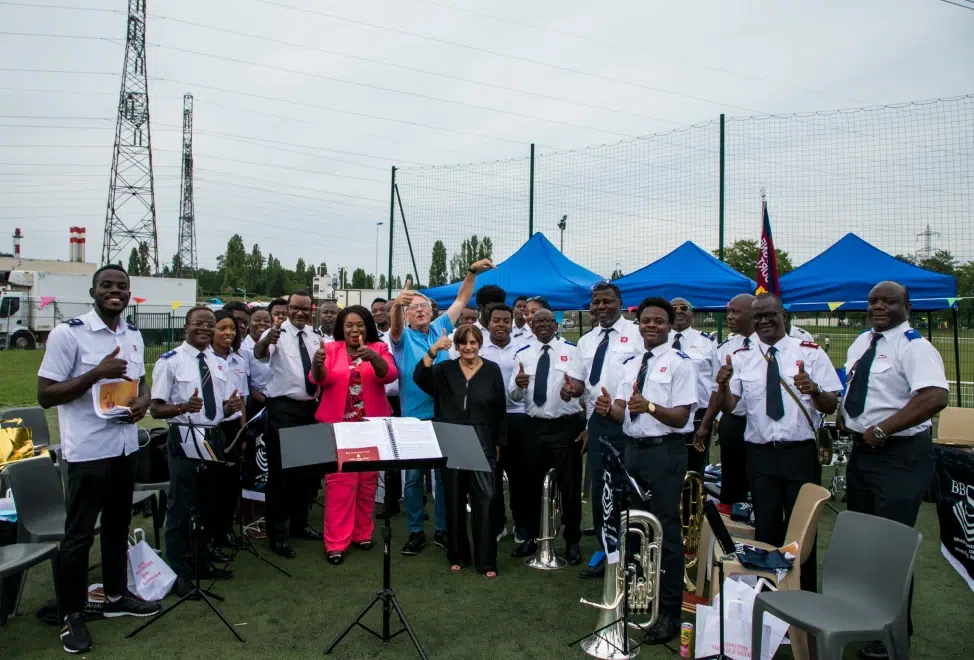 Groupe de musiciens en uniforme sur un terrain de sport